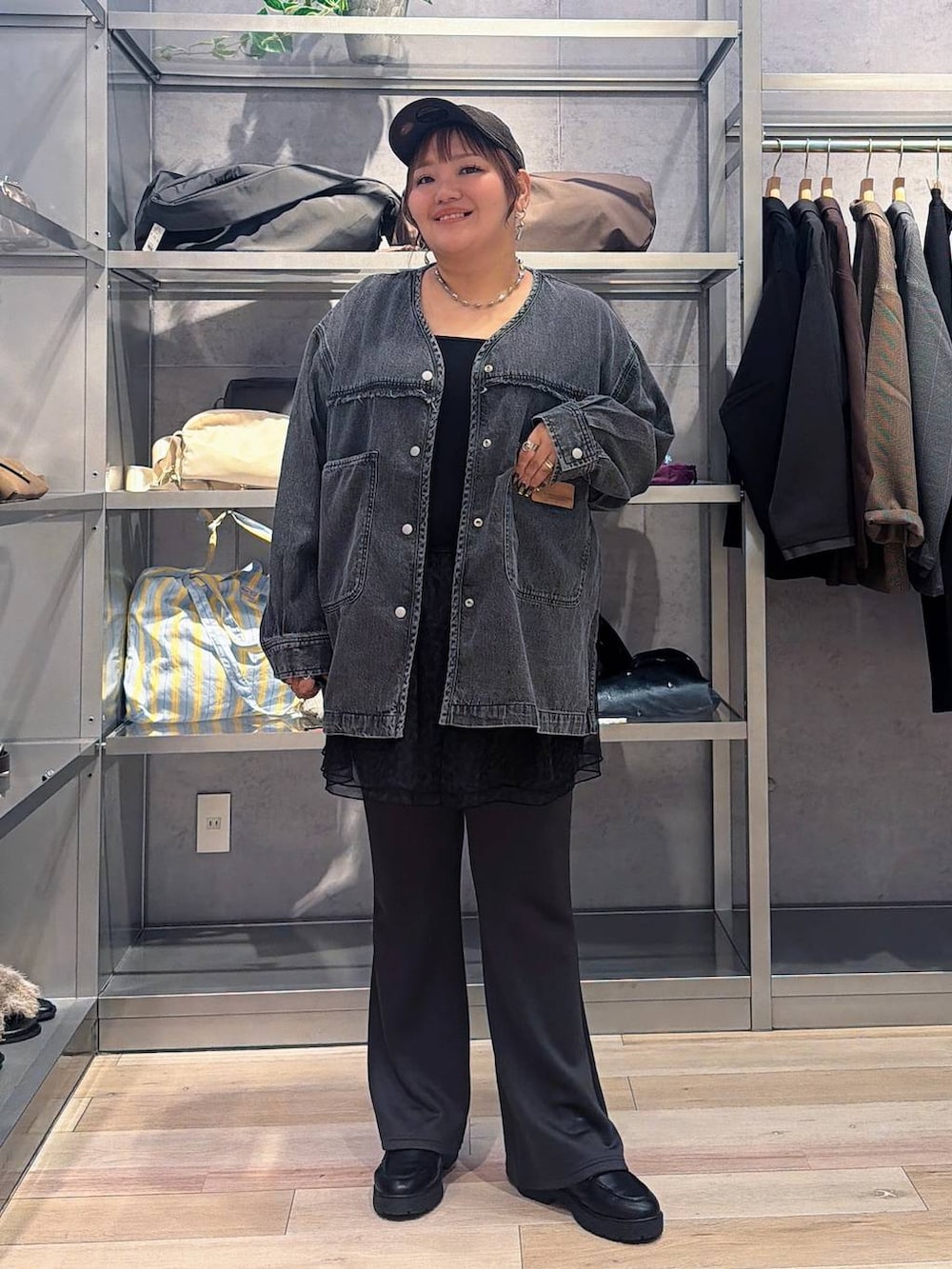 グレー系のその他パンツ、ブラック系のシャツ/ブラウス、ブラウン系のキャップを着用したレディースの秋コーディネートの5枚目の写真