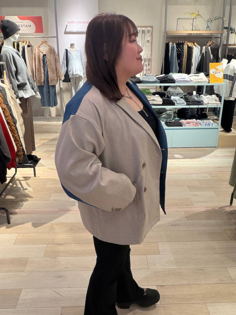 ブラック系のその他パンツ、ブルー系のデニムジャケット、シルバー系のネックレスを着用したレディースの冬コーディネートの2枚目の写真