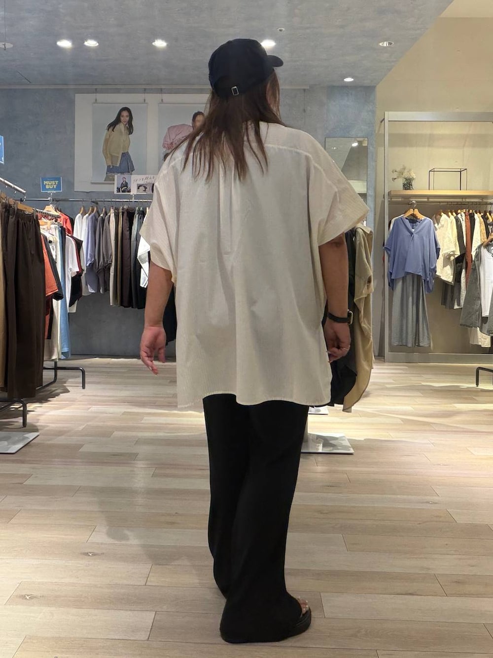ベージュ系のサンダル、イエロー系のシャツ/ブラウス、ブラック系のその他パンツを着用したレディースの夏コーディネートの3枚目の写真