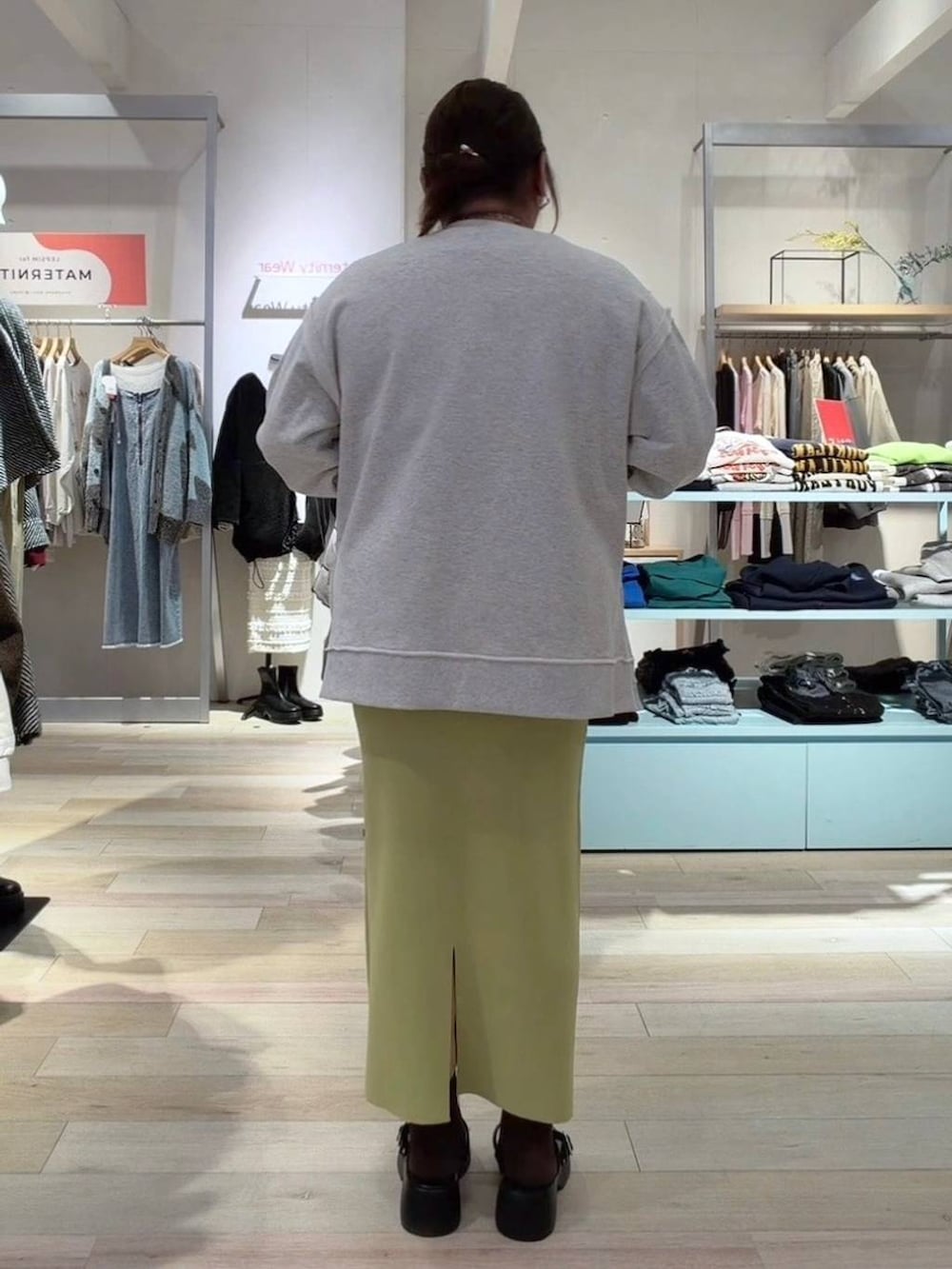 グリーン系のスカート、ブラック系のサンダル、ホワイト系のシャツ/ブラウスを着用したレディースの冬コーディネートの3枚目の写真