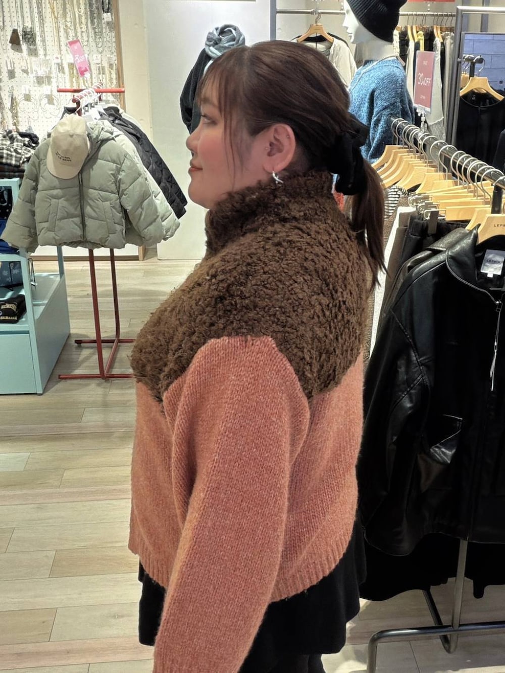 ホワイト系のTシャツ/カットソー、ブラウン系のカーディガン/ボレロ、ブラック系のつなぎ/オールインワンを着用したレディースの冬コーディネートの2枚目の写真