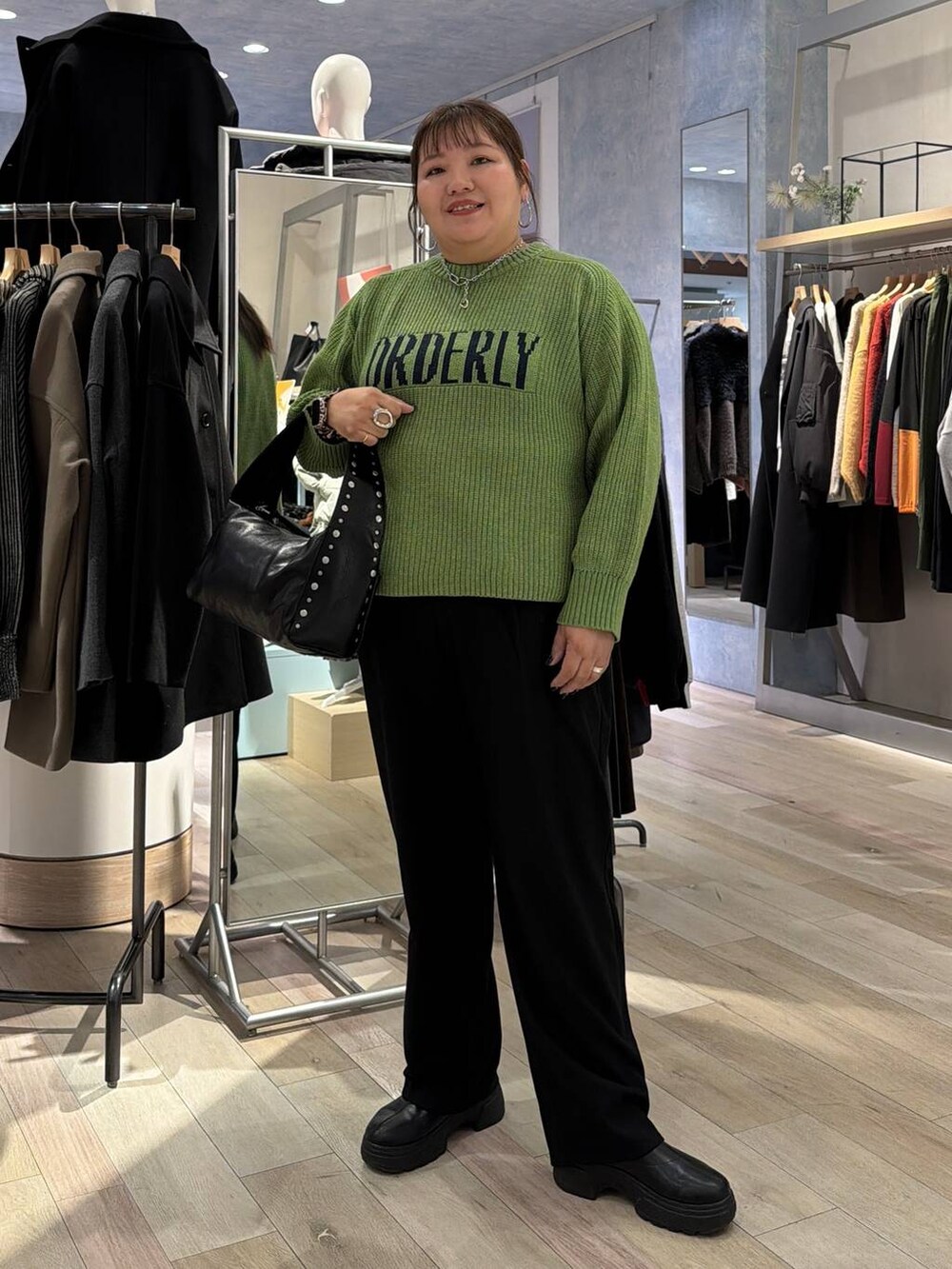 ブラック系のその他パンツ、ブラウン系のブルゾン、ブラック系のブーツを着用したレディースの冬コーディネートの4枚目の写真