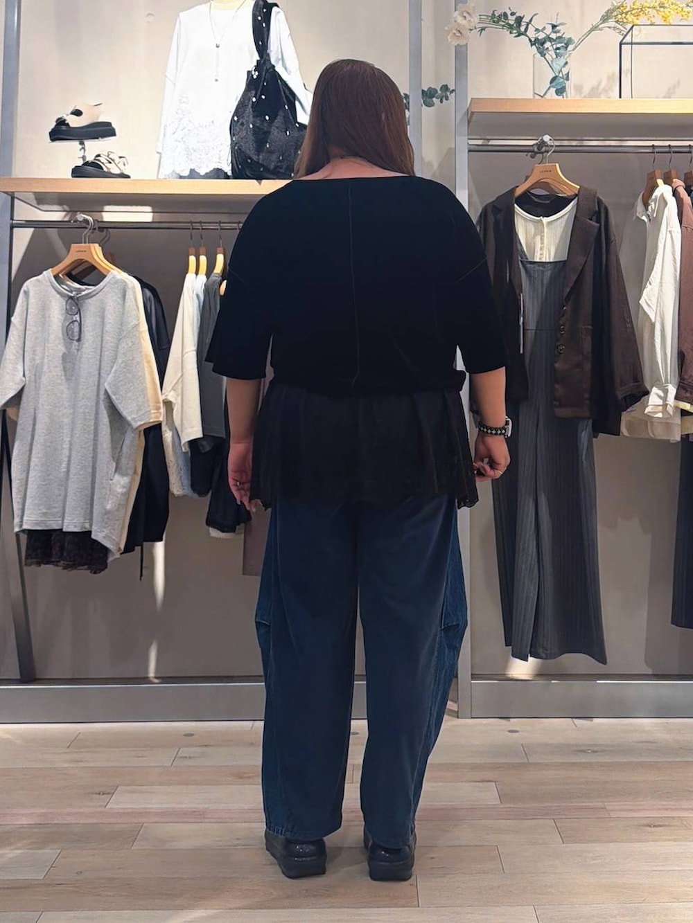 ブルー系のデニムパンツ、ブラック系のTシャツ/カットソー、ブラック系のキャミソールを着用したレディースの夏コーディネートの3枚目の写真