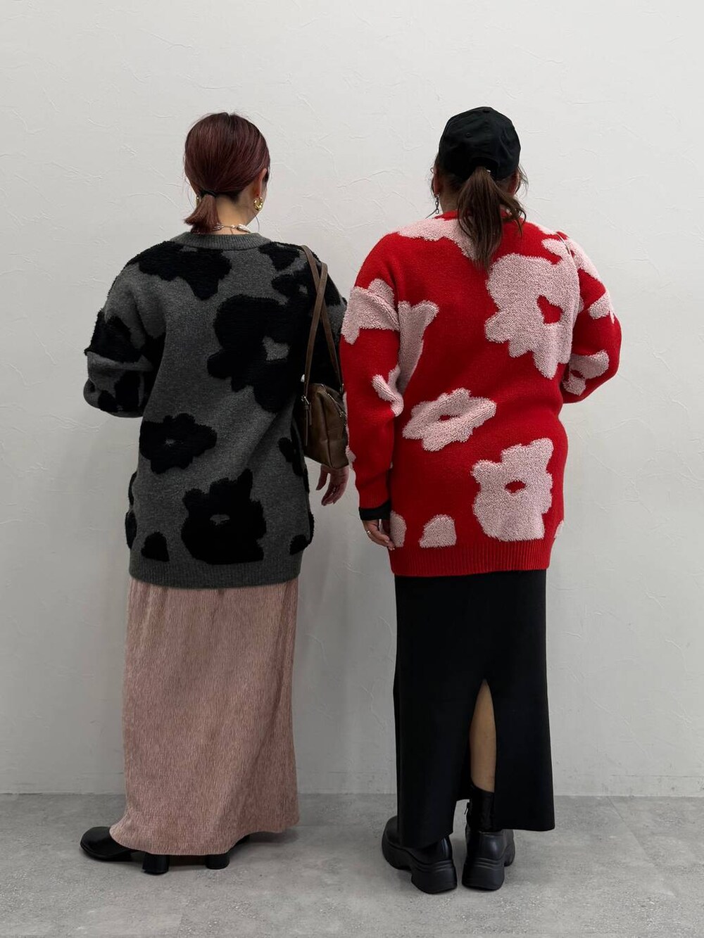 ブラック系のスカート、ブラウン系のボストンバッグ、ブラック系のブーツを着用したレディースの秋コーディネートの3枚目の写真