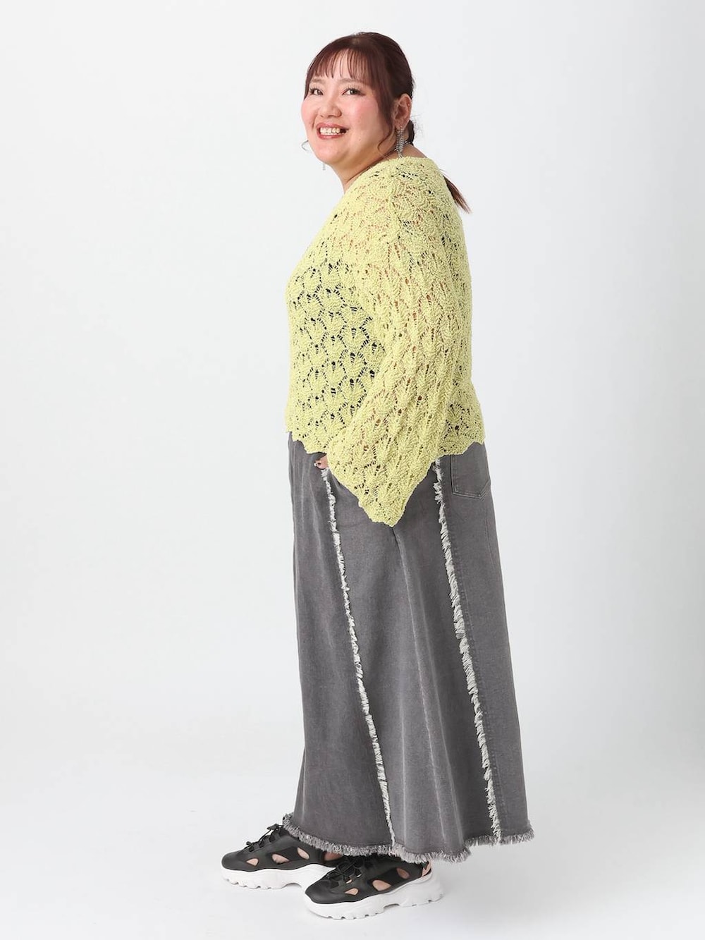 ブラック系のタンクトップ、ブラック系のサンダル、グリーン系のニット/セーターを着用したレディースの春コーディネートの2枚目の写真