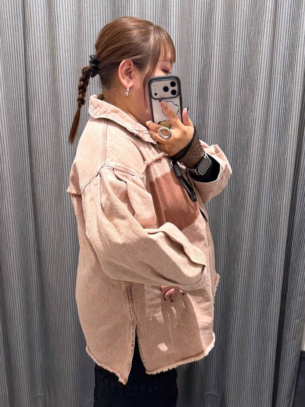 ブラック系のTシャツ/カットソー、ピンク系のシャツ/ブラウス、ブラック系のマタニティウェア/グッズを着用したレディースの冬コーディネートの2枚目の写真