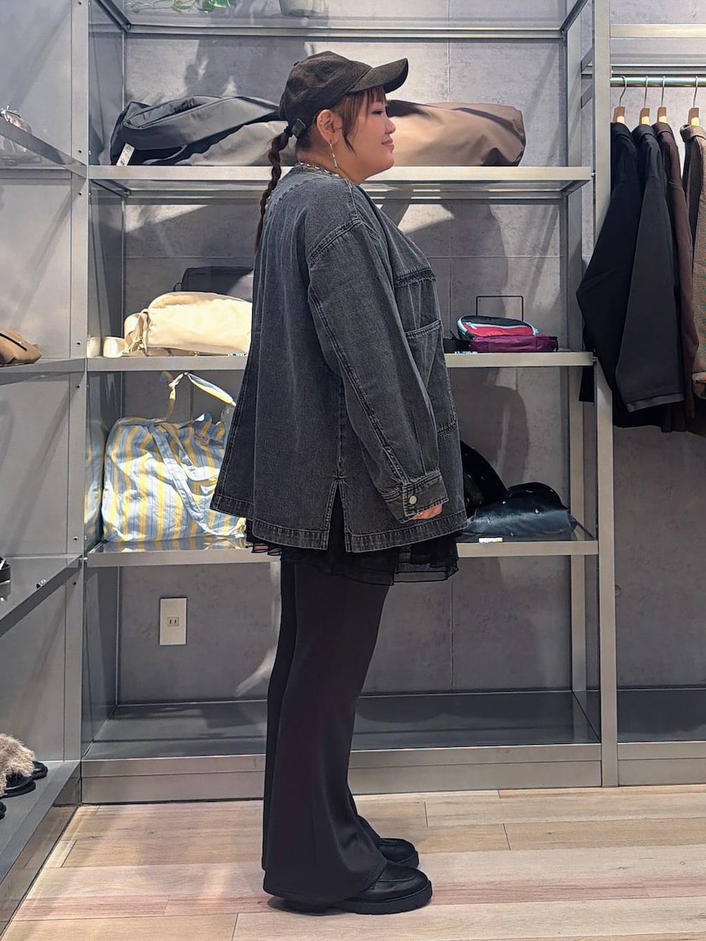 グレー系のその他パンツ、ブラック系のシャツ/ブラウス、ブラウン系のキャップを着用したレディースの秋コーディネートの2枚目の写真