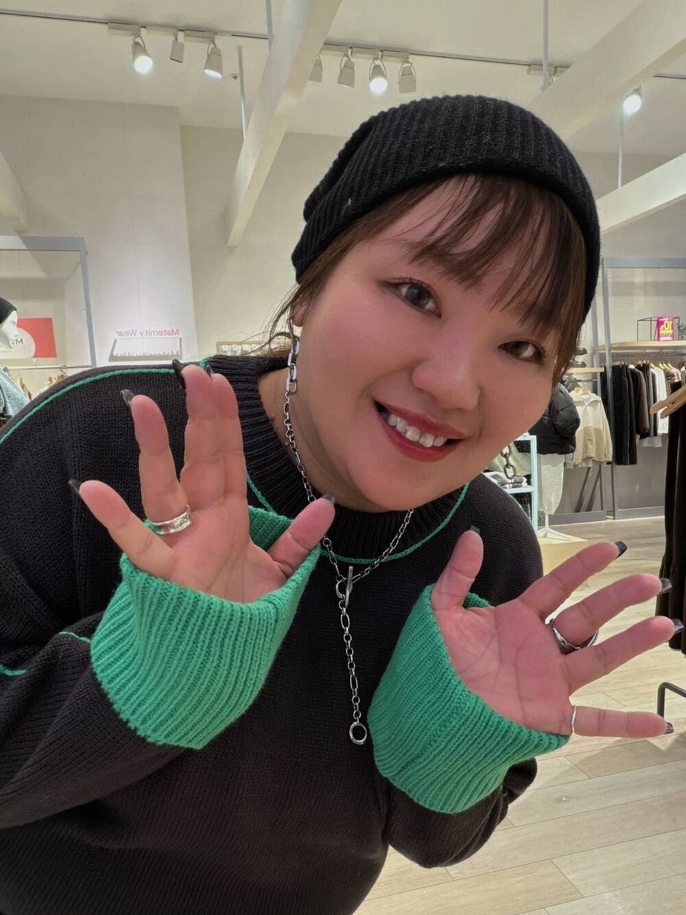 ブラック系のブーツ、ブラウン系のその他パンツ、グレー系のニット/セーターを着用したレディースの冬コーディネートの4枚目の写真