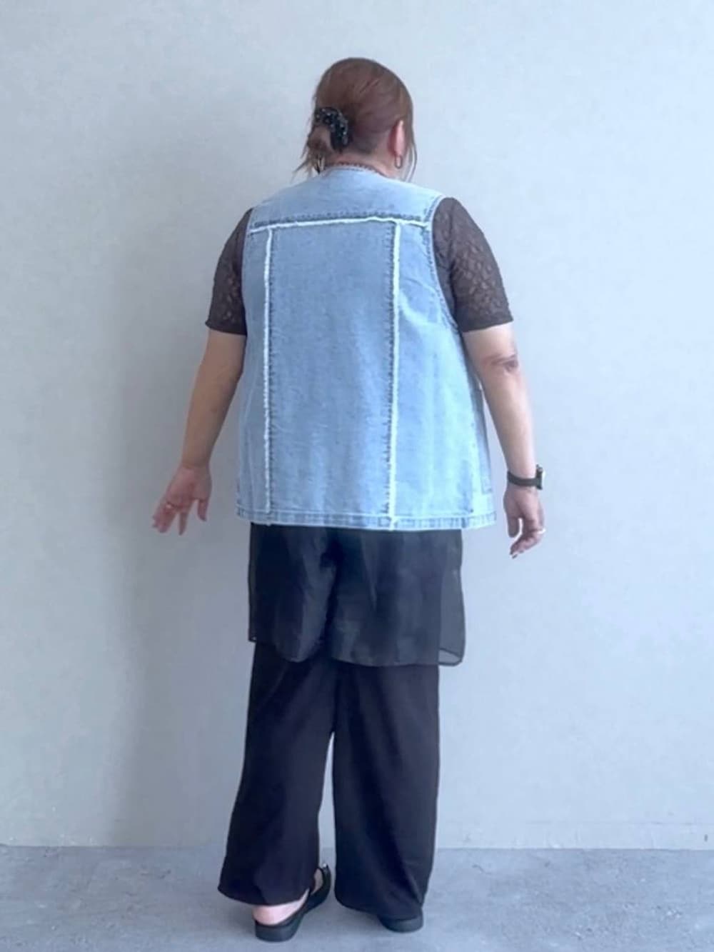 ブラック系のサンダル、ブラック系のその他パンツ、グレー系のTシャツ/カットソーを着用したレディースの春コーディネートの3枚目の写真