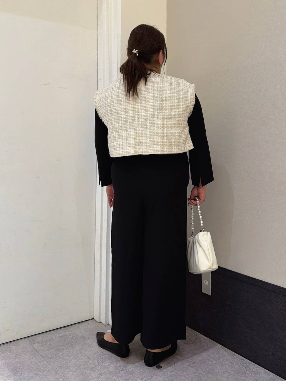 ベージュ系のその他アウター、ブラック系のサロペット/オーバーオール、ブラック系のパンプスを着用したレディースの冬コーディネートの3枚目の写真