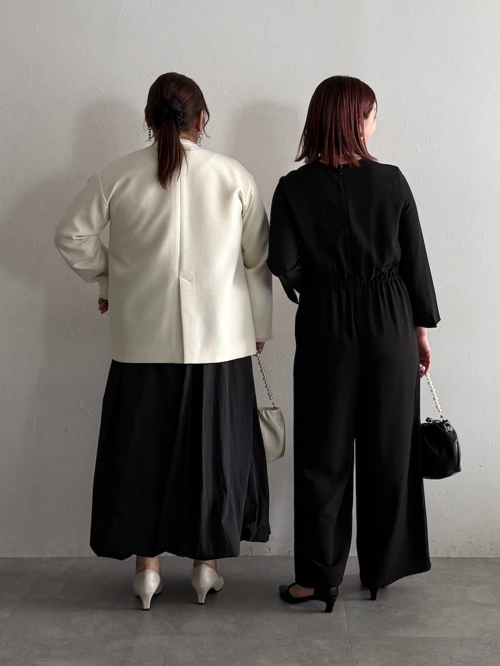 ホワイト系のTシャツ/カットソー、ホワイト系のノーカラージャケット、ブラック系のスカートを着用したレディースの秋コーディネートの3枚目の写真