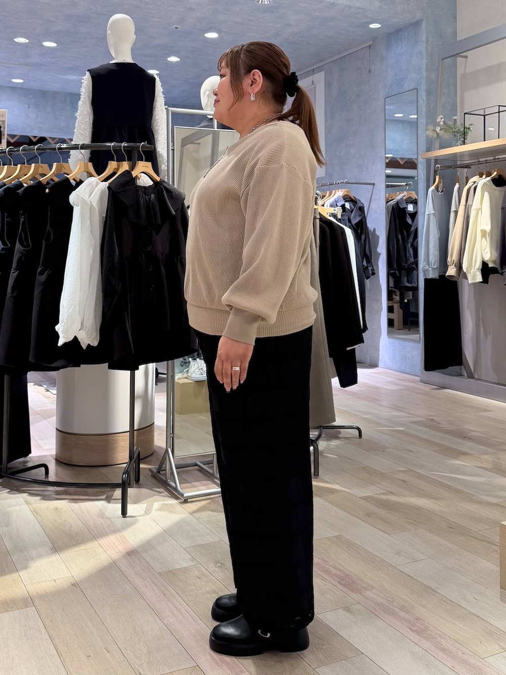 ブラック系のサンダル、ブラック系のその他パンツ、シルバー系のネックレスを着用したレディースの冬コーディネートの2枚目の写真