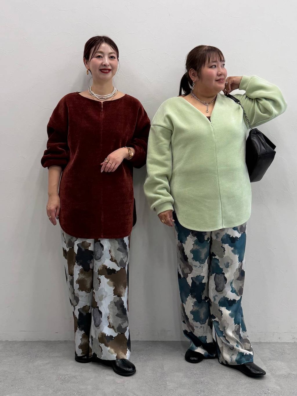 ブラック系のパンプス、ブラック系のブーツ、ブラウン系のその他パンツを着用したレディースの秋コーディネートの4枚目の写真