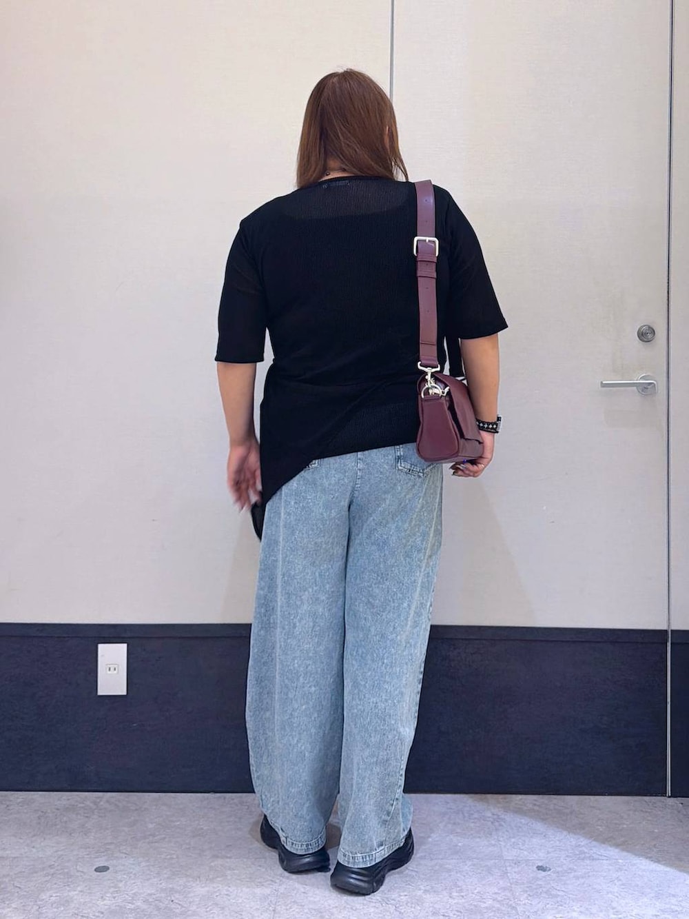 ブラック系のローファー、ブラック系のTシャツ/カットソー、レッド系のショルダーバッグを着用したレディースの夏コーディネートの4枚目の写真