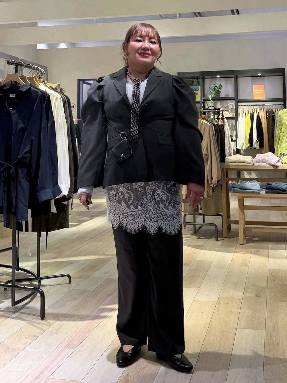 グレー系のその他パンツ、グレー系のその他アウター、ブラック系のパンプスを着用したレディースの春コーディネートの5枚目の写真