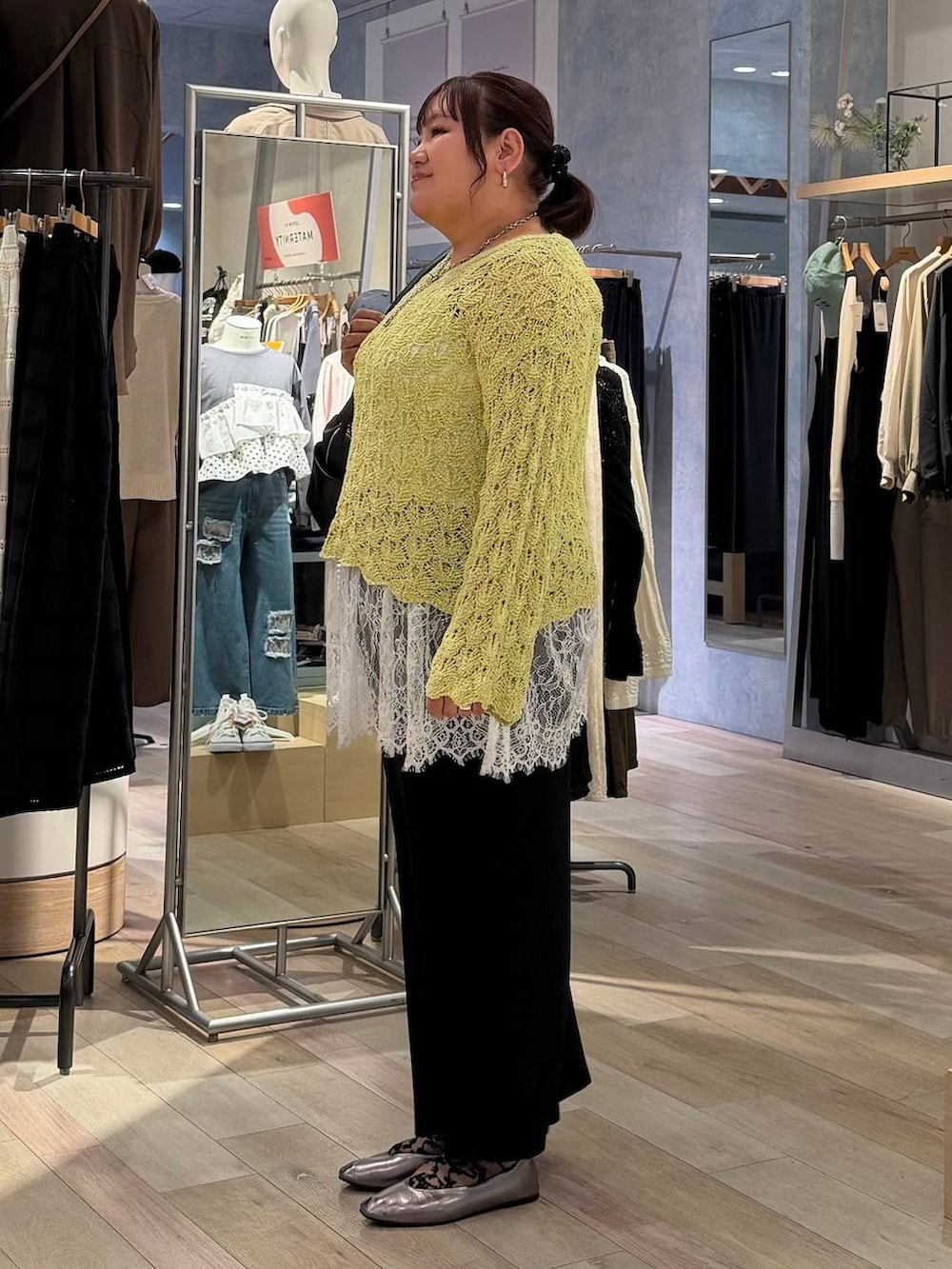 ブラック系のボストンバッグ、その他のパンプス、ホワイト系のキャミソールを着用したレディースの春コーディネートの2枚目の写真