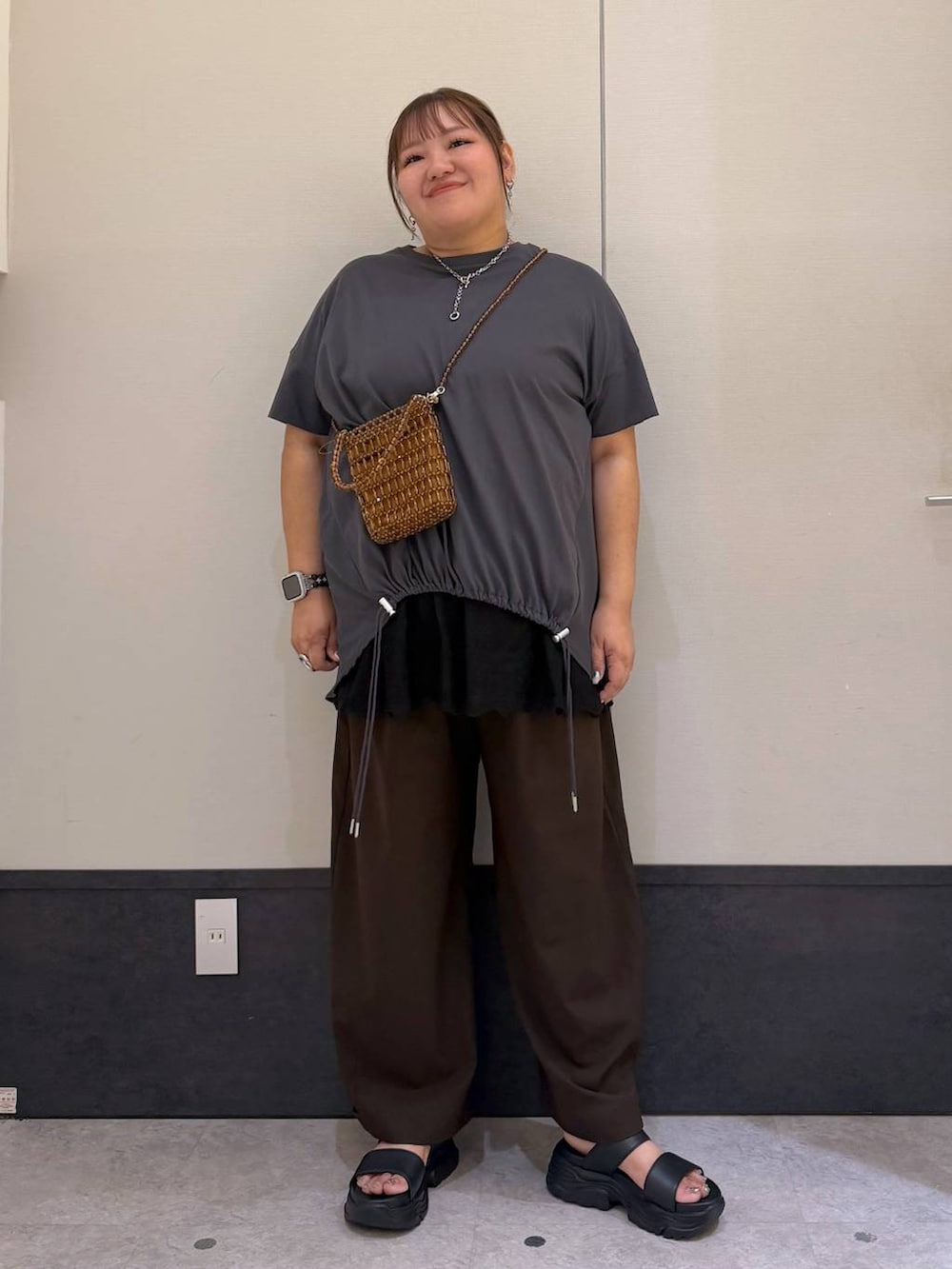 ブラウン系のその他パンツ、ブラウン系のショルダーバッグ、ブラック系のキャミソールを着用したレディースの夏コーディネートの4枚目の写真