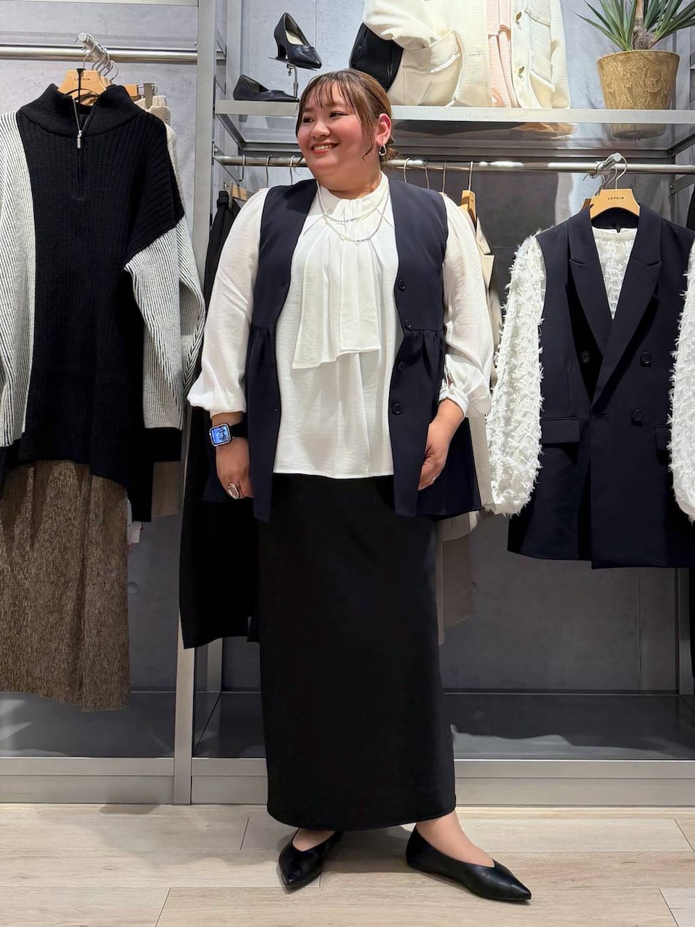 ブラック系のスカート、ブルー系のその他アウター、ピンク系のシャツ/ブラウスを着用したレディースの冬コーディネートの2枚目の写真