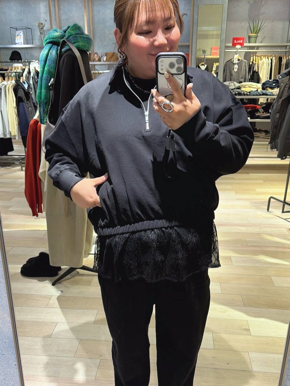 ブラック系のブーツ、ブラック系のスウェットパンツ、ブラック系のTシャツ/カットソーを着用したレディースの冬コーディネートの2枚目の写真