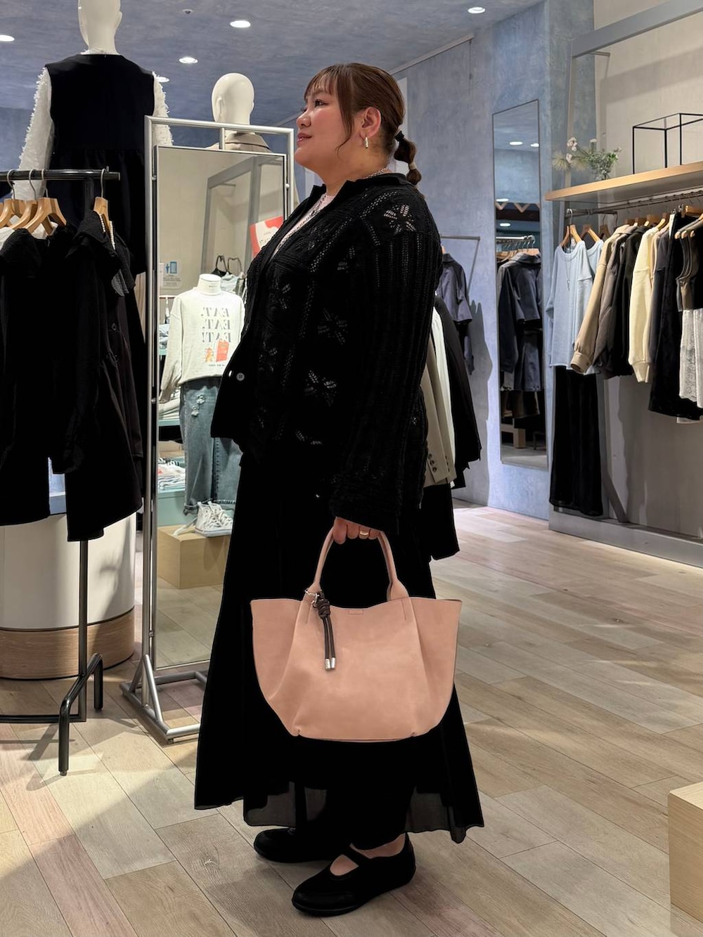 ブラック系のTシャツ/カットソー、ブラック系のパンプス、ブラック系のスカートを着用したレディースの春コーディネートの2枚目の写真