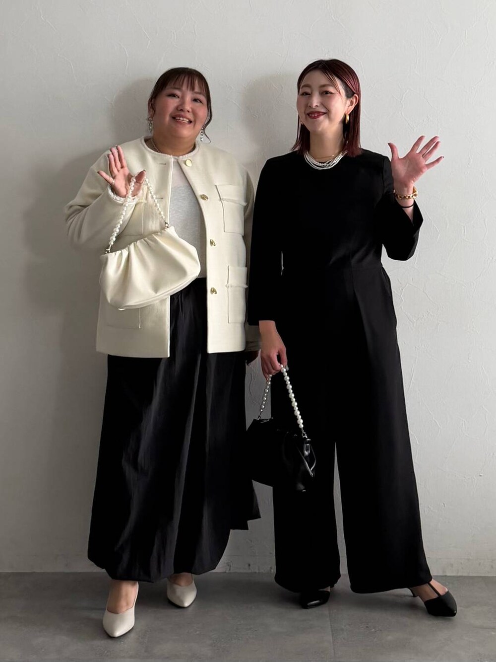 ホワイト系のTシャツ/カットソー、ホワイト系のノーカラージャケット、ブラック系のスカートを着用したレディースの秋コーディネートの5枚目の写真