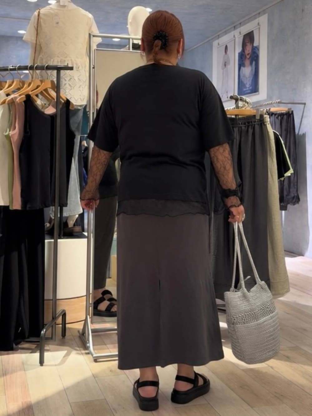 ブラック系のサンダル、ピンク系のショルダーバッグ、グレー系のワンピースを着用したレディースの夏コーディネートの3枚目の写真