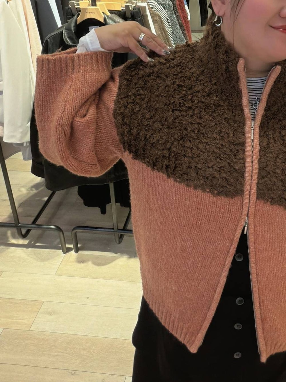 ホワイト系のTシャツ/カットソー、ブラウン系のカーディガン/ボレロ、ブラック系のつなぎ/オールインワンを着用したレディースの冬コーディネートの3枚目の写真