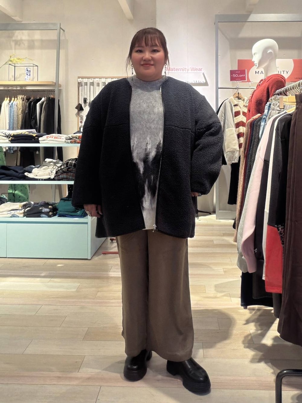 グレー系のその他アウター、ブラウン系のその他パンツ、グレー系のニット/セーターを着用したレディースの冬コーディネートの4枚目の写真