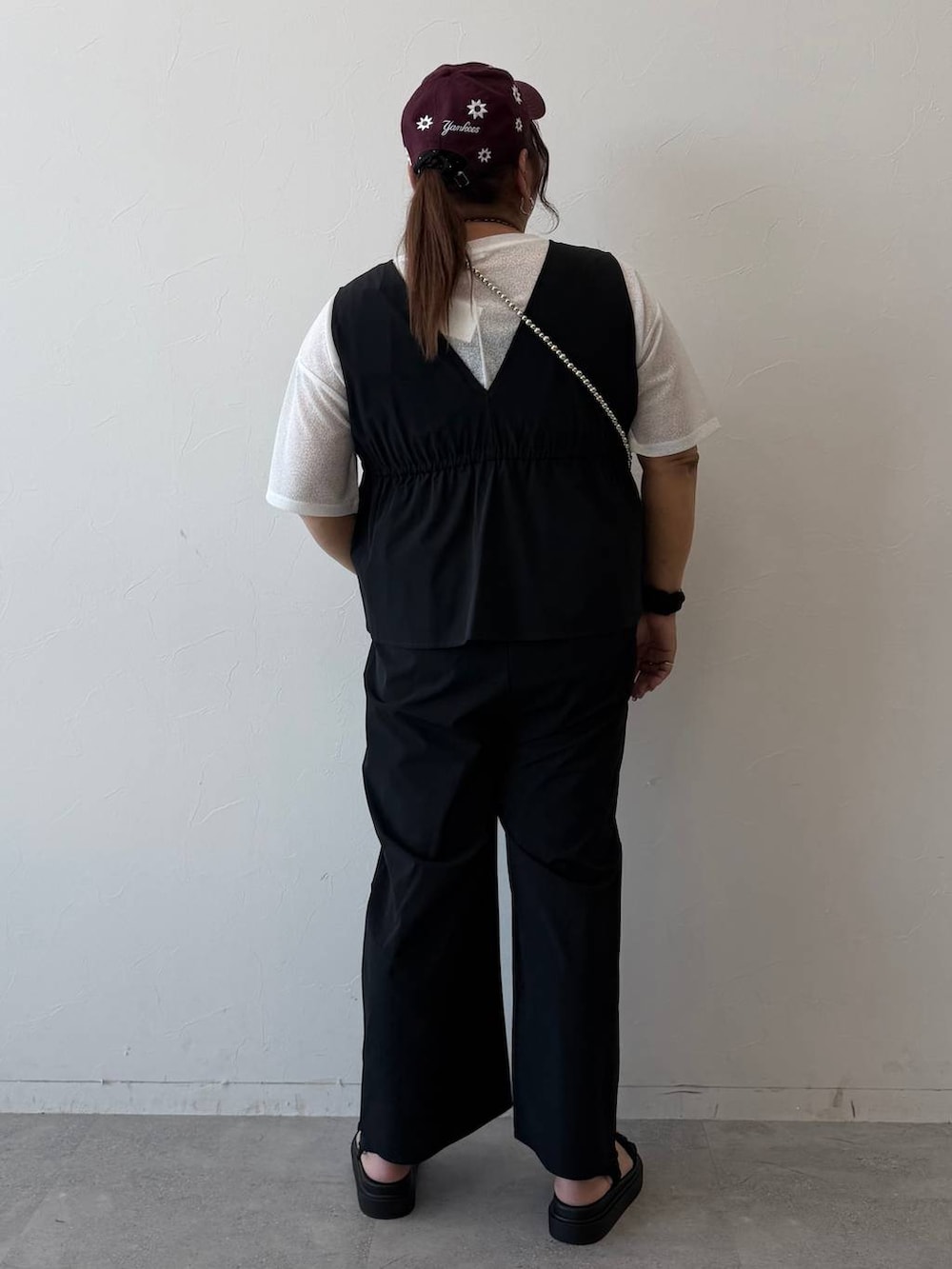 ブラック系のサンダル、ブラック系のつなぎ/オールインワンを着用したレディースの春コーディネートの3枚目の写真