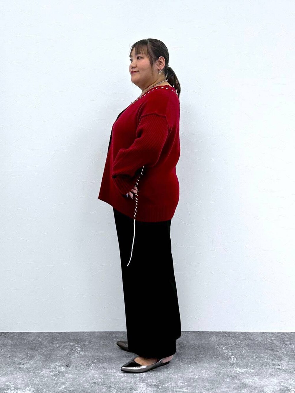 ブラック系のその他パンツ、その他のパンプス、レッド系のカーディガン/ボレロを着用したレディースの秋コーディネートの2枚目の写真