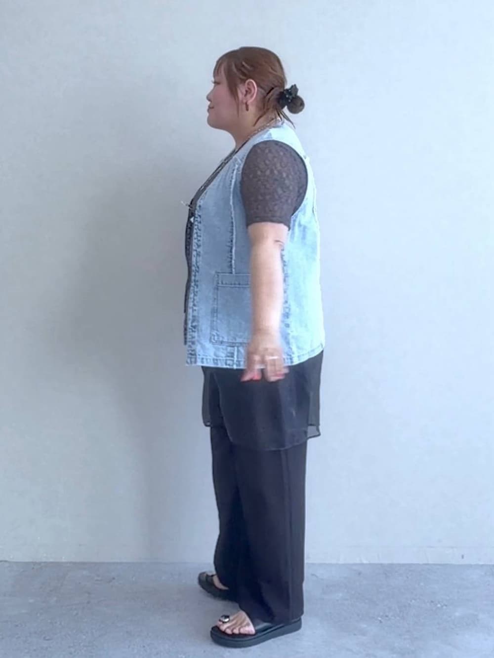 ブラック系のサンダル、ブラック系のその他パンツ、グレー系のTシャツ/カットソーを着用したレディースの春コーディネートの2枚目の写真