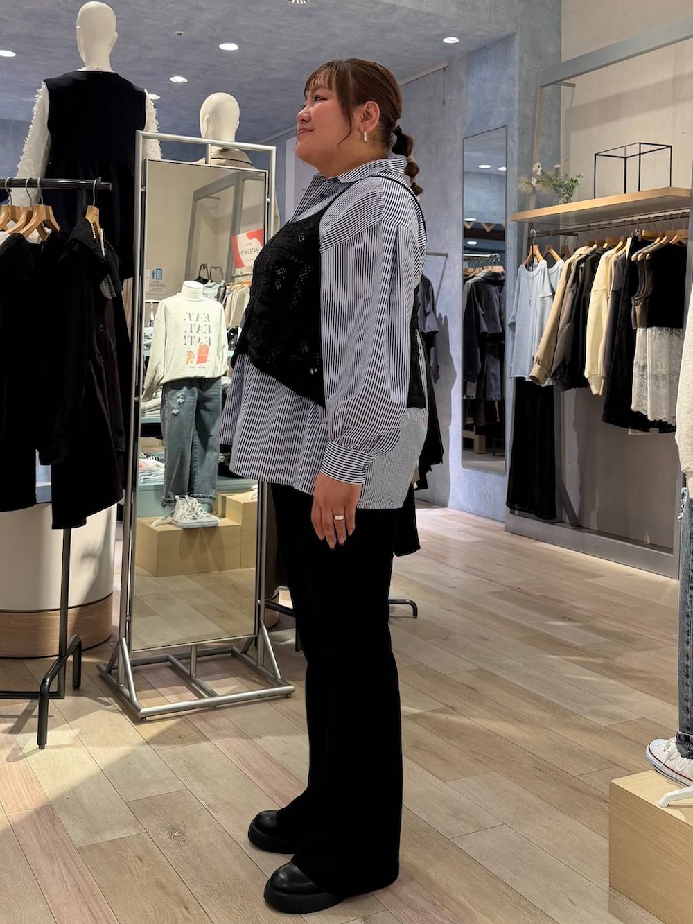 その他のショルダーバッグ、ブラック系のサンダル、ブルー系のシャツ/ブラウスを着用したレディースの冬コーディネートの2枚目の写真