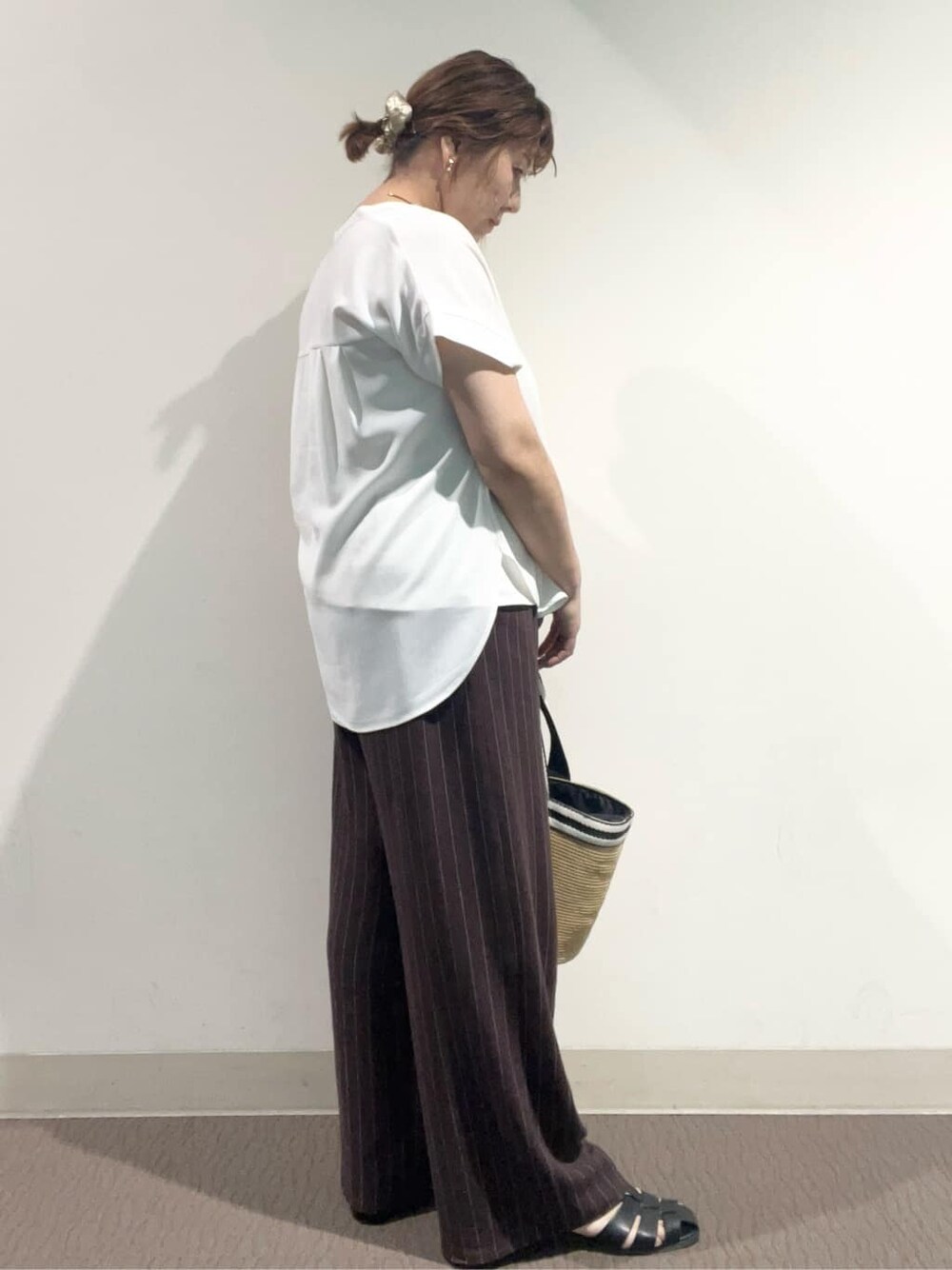 ホワイト系のシャツ/ブラウス、ブラウン系のその他パンツ、ベージュ系のトートバッグを着用したレディースの夏コーディネートの7枚目の写真