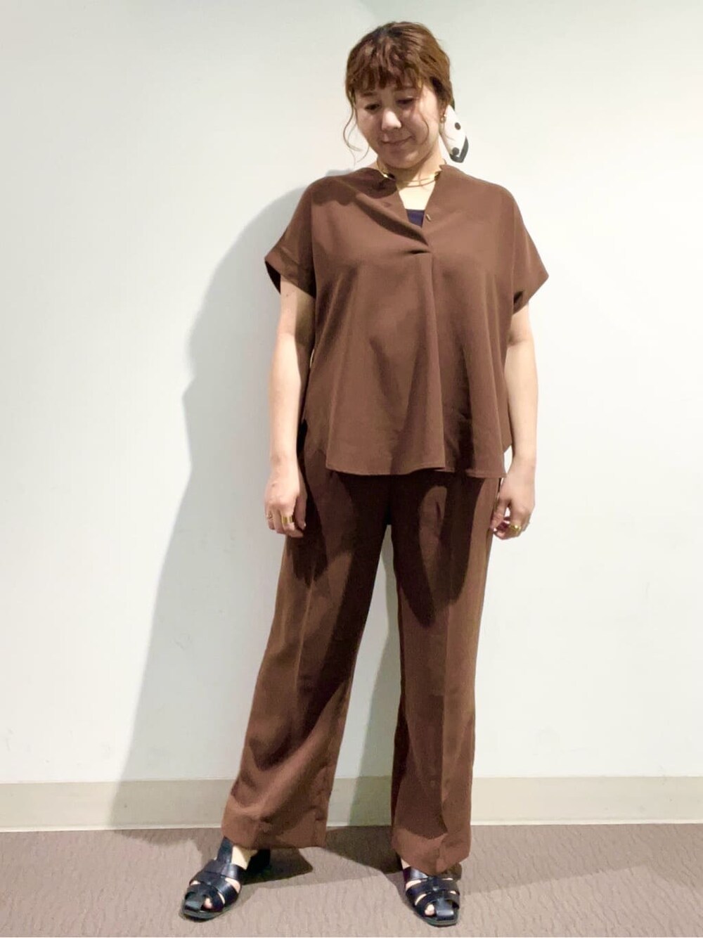 ブラウン系のシャツ/ブラウス、ブラウン系のその他パンツ、ベージュ系のトートバッグを着用したレディースの春コーディネートの2枚目の写真
