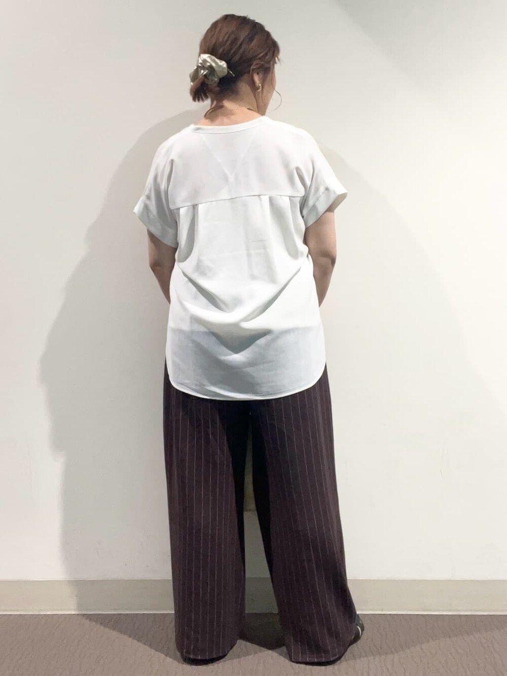 ホワイト系のシャツ/ブラウス、ブラウン系のその他パンツ、ベージュ系のトートバッグを着用したレディースの夏コーディネートの8枚目の写真