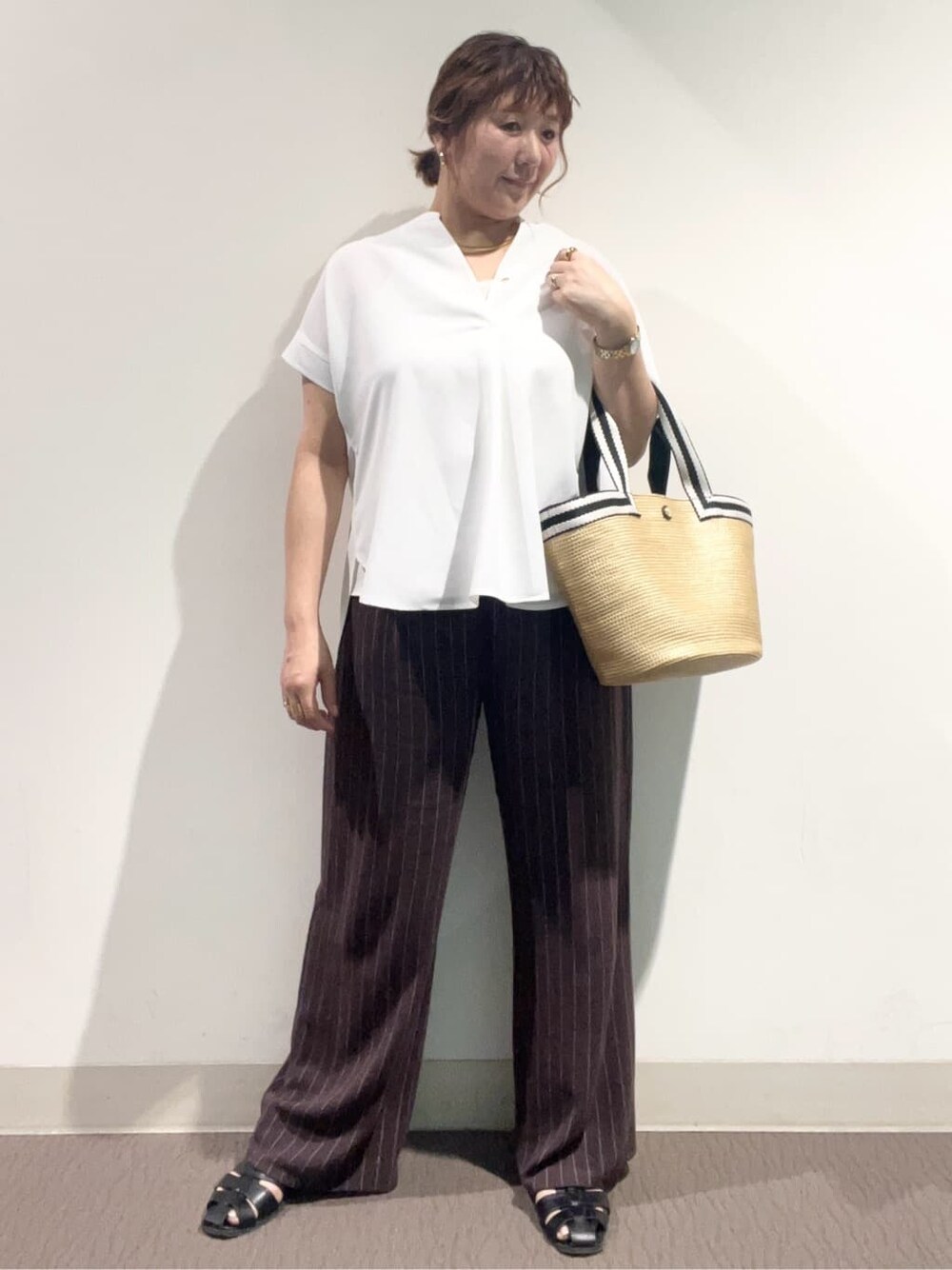 ホワイト系のシャツ/ブラウス、ブラウン系のその他パンツ、ベージュ系のトートバッグを着用したレディースの夏コーディネートの4枚目の写真
