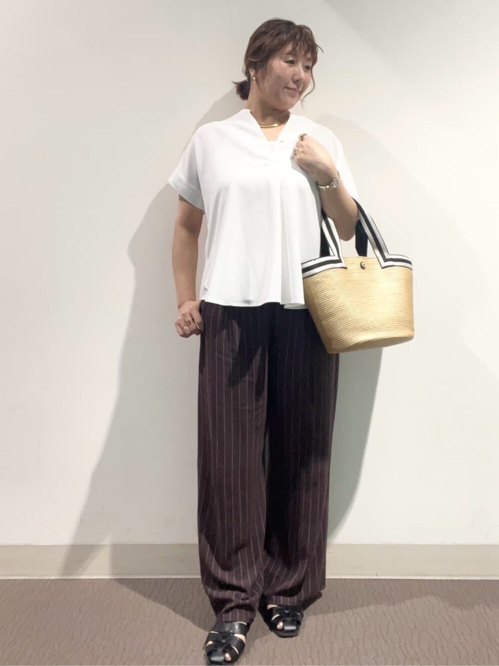 ホワイト系のシャツ/ブラウス、ブラウン系のその他パンツ、ベージュ系のトートバッグを着用したレディースの夏コーディネートの5枚目の写真