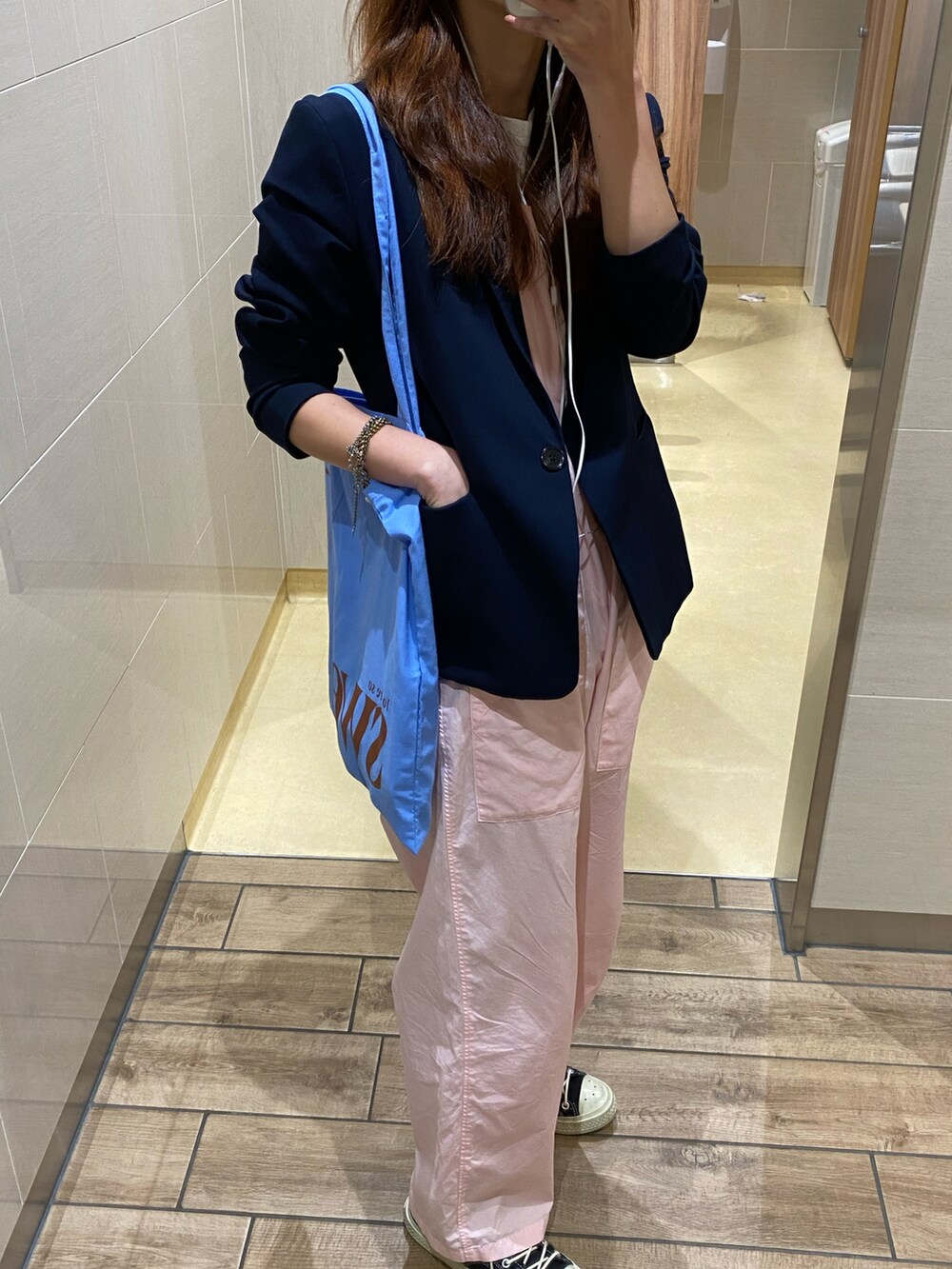 「ピンク、サロペット、ジャケット、AcneStudios」｜「6の＜6(ROKU)＞COTTON SOME ALL IN ONE/オールインワン（つなぎ/オールインワン、ピンク系）」を使った、FUDGEさん（レディース・160cm）の春コーディネートの2枚目の写真