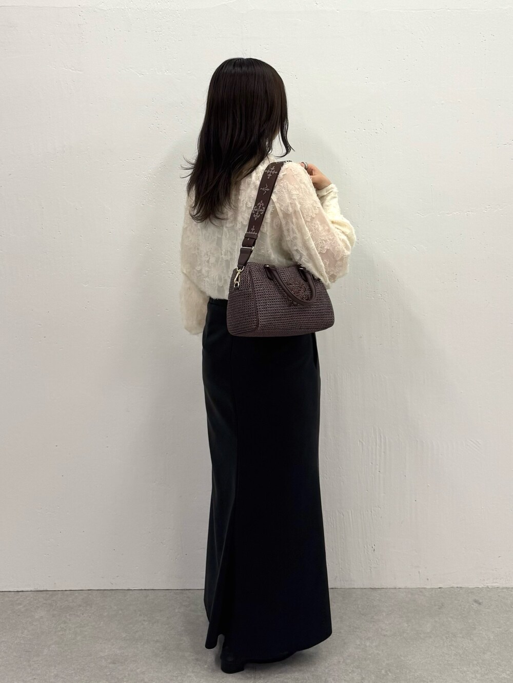 ブラウン系のボストンバッグを着用したレディースの春コーディネートの5枚目の写真