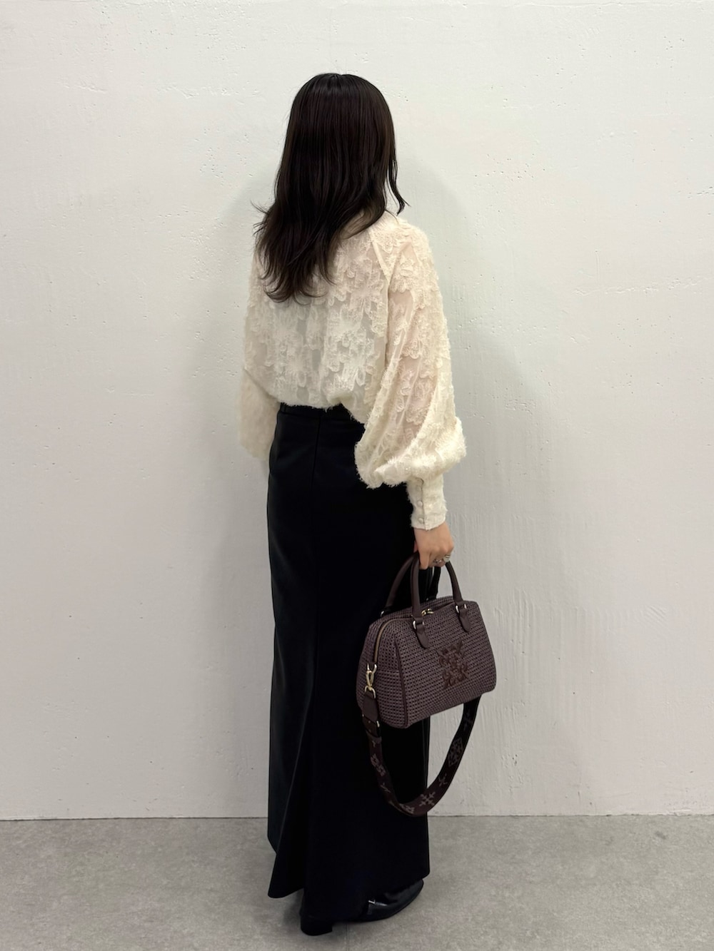ブラウン系のボストンバッグを着用したレディースの春コーディネートの4枚目の写真