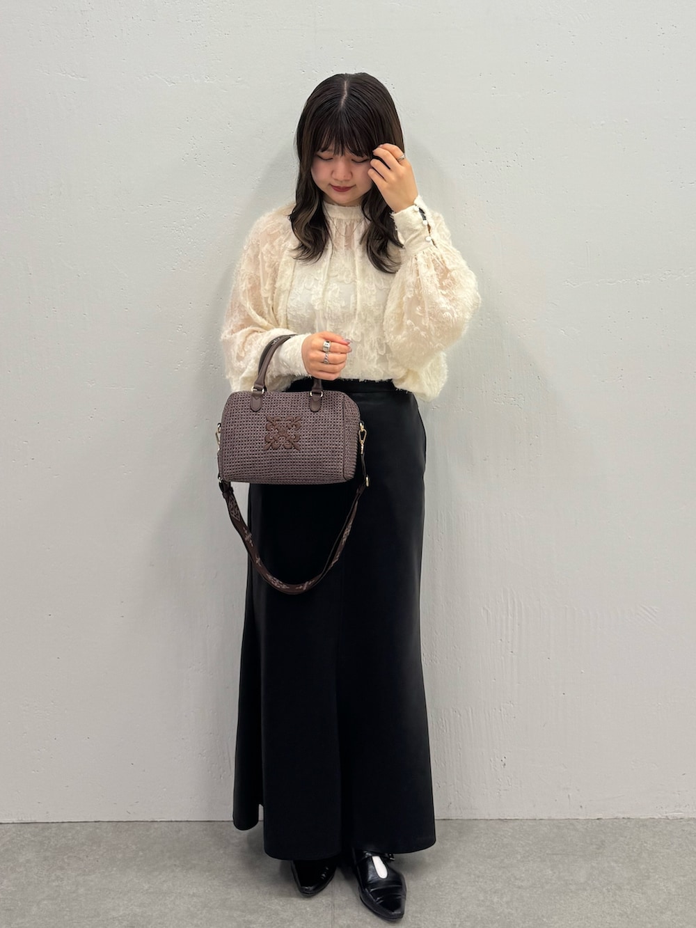 ブラウン系のボストンバッグを着用したレディースの春コーディネートの3枚目の写真