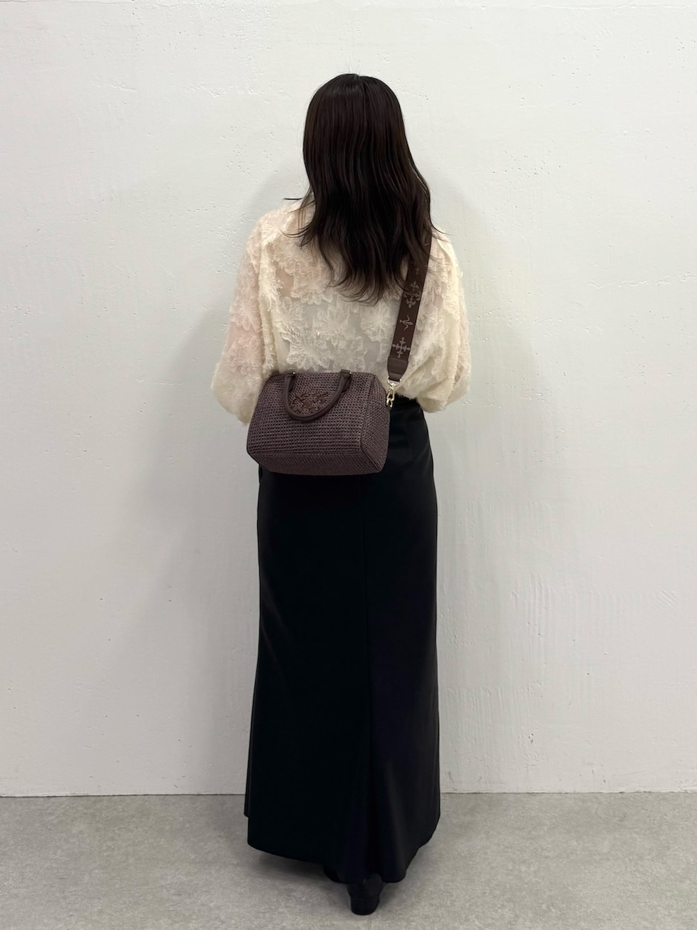 ブラウン系のボストンバッグを着用したレディースの春コーディネートの2枚目の写真