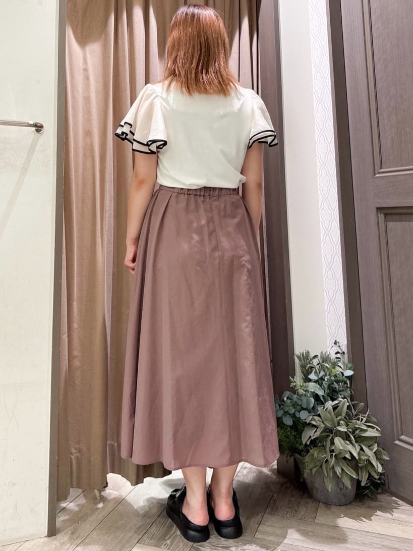 ホワイト系のTシャツ/カットソー、ピンク系のスカートを着用したレディースの夏コーディネートの3枚目の写真