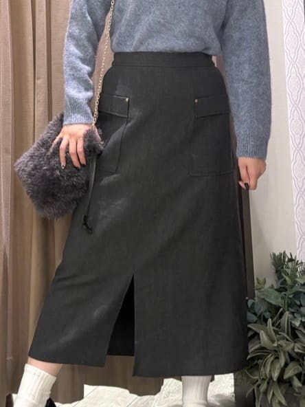 ブルー系のニット/セーター、ブラック系のスカート、グレー系のショルダーバッグを着用したレディースの秋コーディネートの7枚目の写真