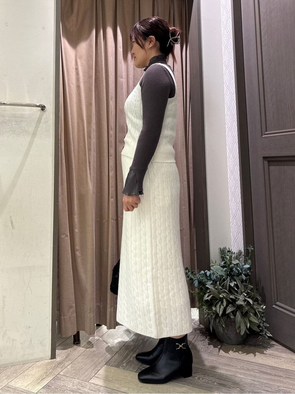 グレー系のニット/セーター、ホワイト系のニット/セーター、ホワイト系のスカートを着用したレディースの秋コーディネートの2枚目の写真