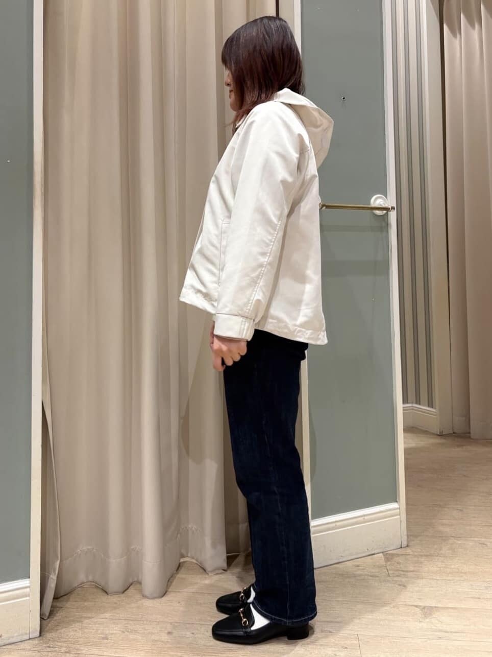 ホワイト系のブルゾン、ピンク系のニット/セーター、ブルー系のデニムパンツを着用したレディースの冬コーディネートの5枚目の写真