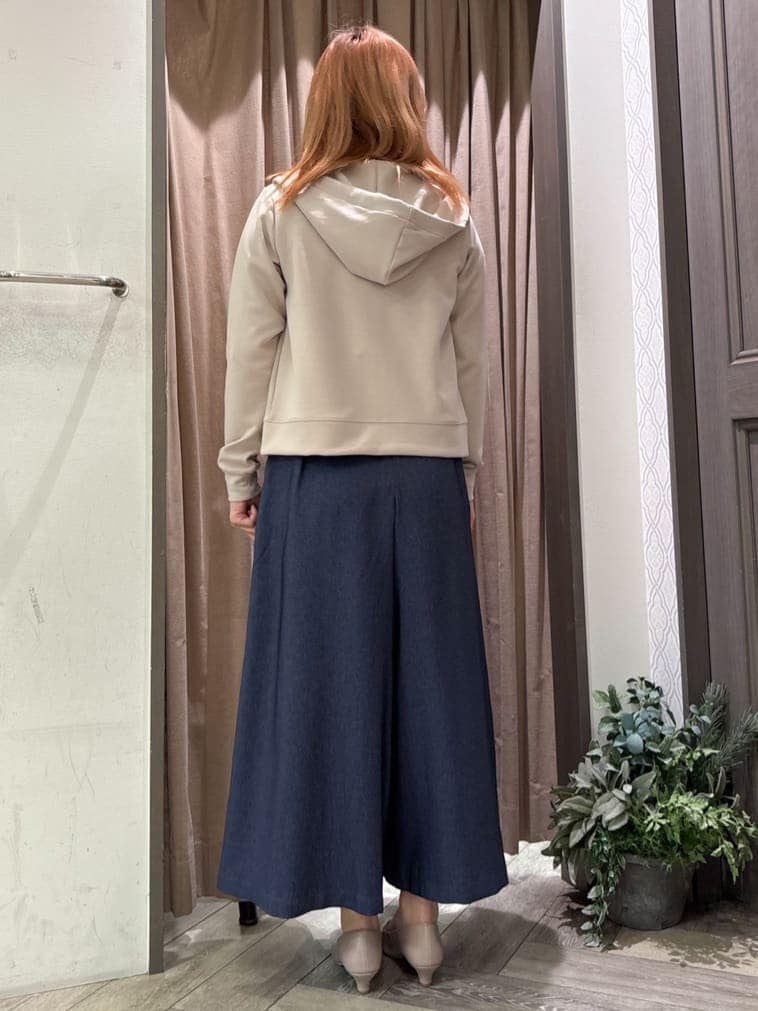 ホワイト系のニット/セーター、ベージュ系のパーカー、ブルー系のその他パンツを着用したレディースの春コーディネートの3枚目の写真