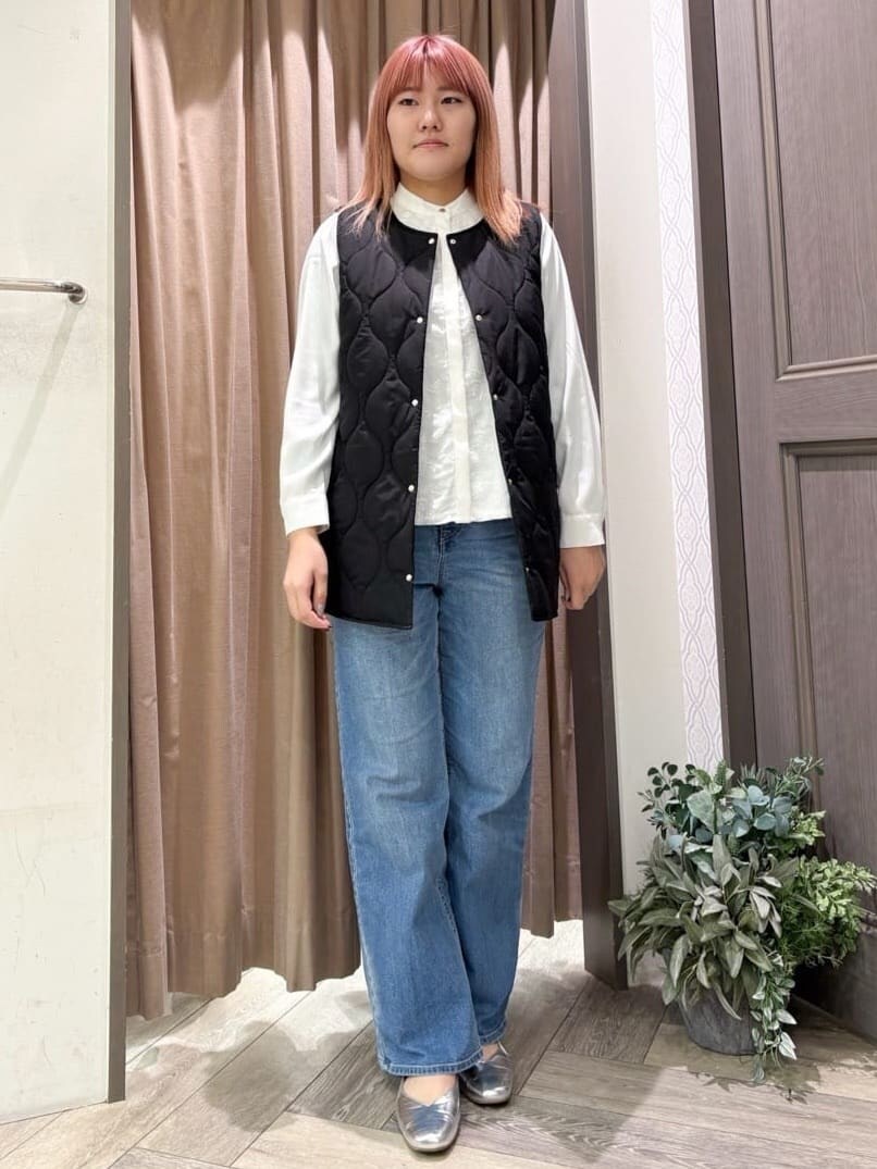 ブラック系のモッズコート、ホワイト系のシャツ/ブラウス、ブルー系のデニムパンツを着用したレディースの冬コーディネートの4枚目の写真