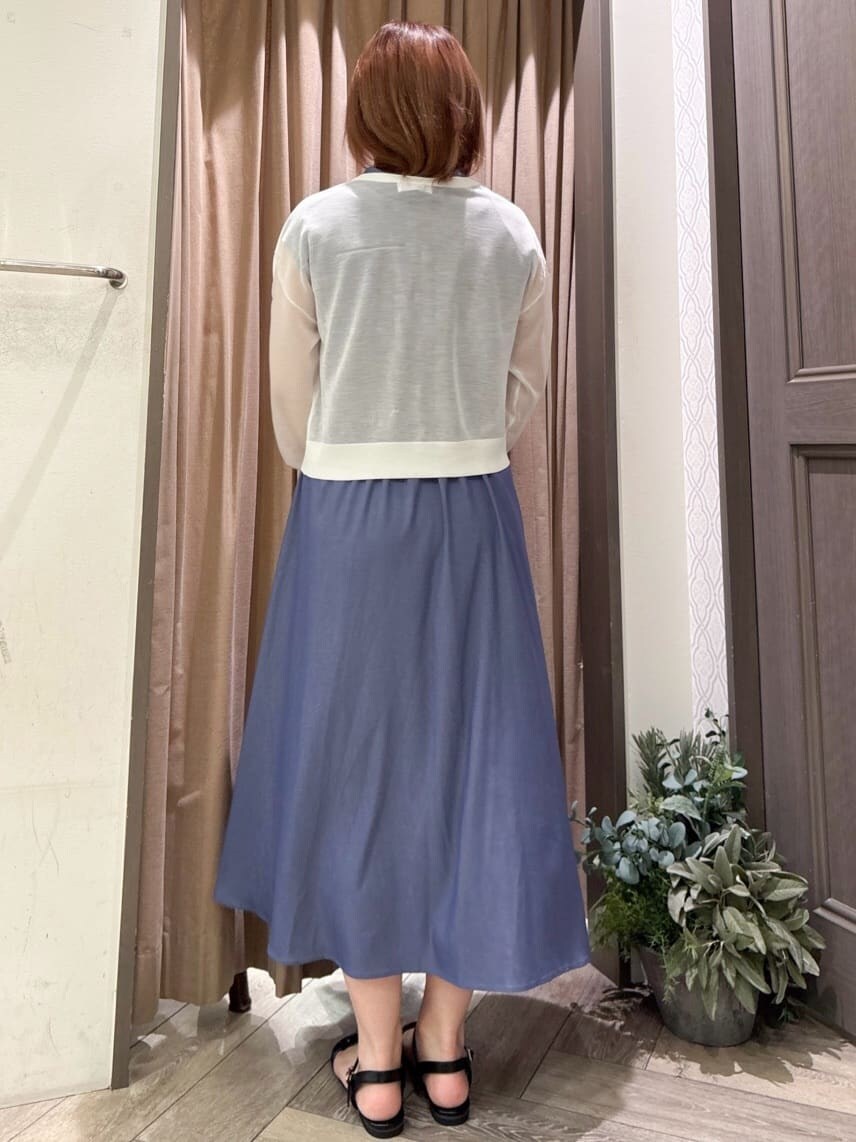 ホワイト系のカーディガン/ボレロ、ブルー系のワンピースを着用したレディースの夏コーディネートの3枚目の写真