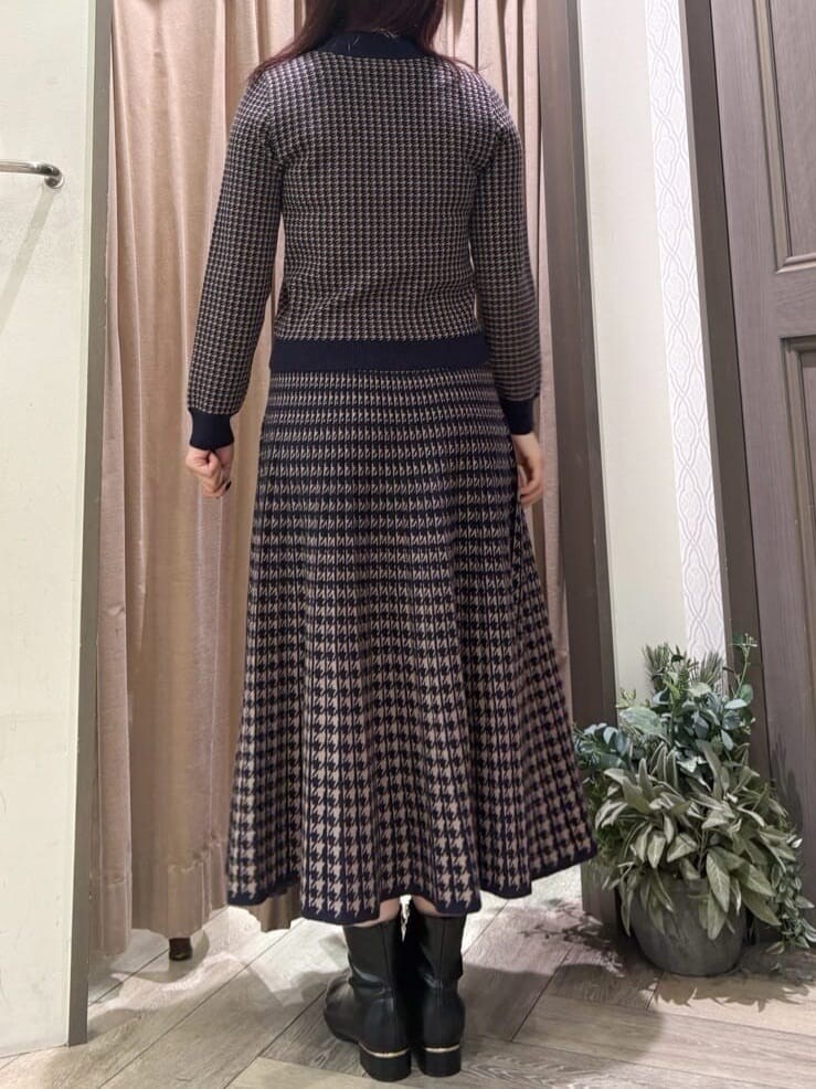 ブルー系のニット/セーター、ブルー系のスカートを着用したレディースの冬コーディネートの6枚目の写真